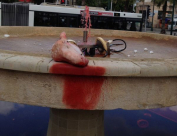  عنصرية متفاقمة؟ - إلقاء رأس خروف مذبوح في نافورة شارع شديروت يروشلايم